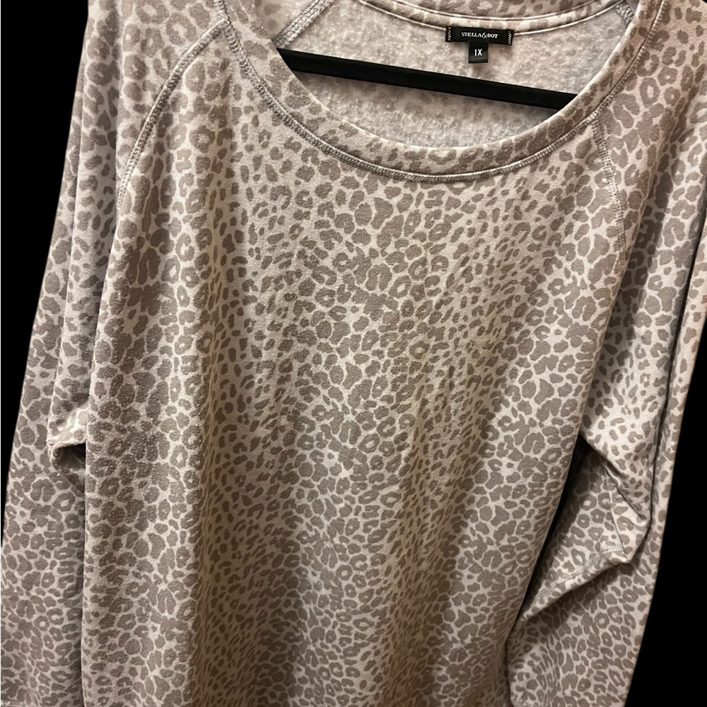 Stella & Dot Relaxed Tan Brown animal peint top. Leopard